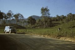 Così si presentava la montagna prima di iniziare la costruzione del lebbrosario di Houei Sai, affidato agli Oblati italiani. Anno 1970