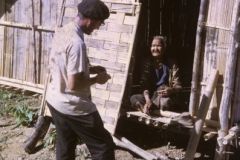 Il missionario visita le famiglie dei lebbrosi