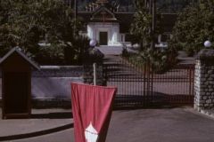 L’entrata al Palazzo Reale e la vecchia bandiera del Laos