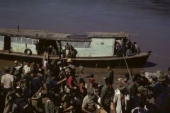 In mancanza di strade, oppure a causa delle piogge, i rifornimenti vengono portati su grossi barconi lungo il fiume Mekong