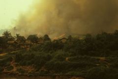 Un grande rai sta bruciando vicino al villaggio di Pak Ngao
