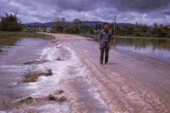 Durante la stagione delle piogge spesso i fiumi straripano, rovinando risaie, allagando strade e villaggi
